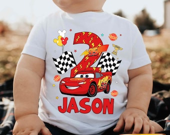 Personalisiertes Lightning McQueen Geburtstags-Shirt, Autos unter dem Motto personalisierter Name und Alter T-Shirt, Disney-Geburtstags-Jungen-Outfit, Disneyland-Familienreise 2026