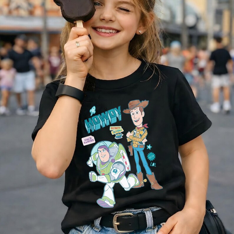 Peut inclure: Une tasse en c&eacute;ramique blanche avec une anse noire et le texte "But First, Coffee" &eacute;crit &agrave; la main. La tasse est pos&eacute;e sur une surface blanche. Id&eacute;ale pour les boissons chaudes.