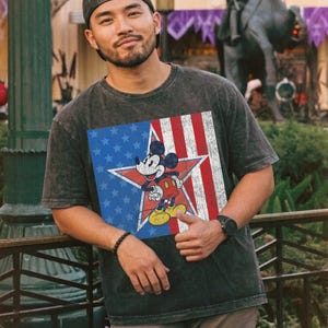 Maglietta vintage Disney Topolino 4 luglio, maglietta Mickey Americana Star USA 250° anniversario, completi coordinati per viaggio in famiglia a Disneyworld e Disneyland immagine 2