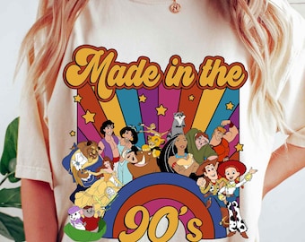 Camiseta retrô dos anos 90 com estampas de filmes da Disney: Aladdin, Rei Leão, Pocahontas, Hércules e Toy Story. Ideal para fãs da Disney e para viagens em família à Disneylândia.