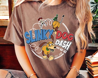 Slinky Dog Dash Go Go Go T-shirt, Toy Story Slinky Dog T-shirt, Rolig Disney Toy Story T-shirt, Disneyland Familjeresa T-shirt, Disney 2026 Semester