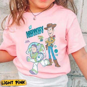 Peut inclure: Une tasse en c&eacute;ramique blanche avec une anse noire et l'inscription "But First, Coffee" en noir, dans une police manuscrite. La tasse mesure probablement entre 325 et 444 ml et repose sur une surface blanche.