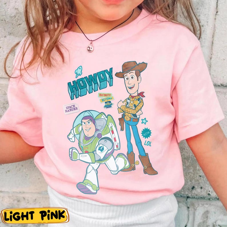 Peut inclure: Une tasse en c&eacute;ramique blanche avec une anse noire et l'inscription "But First, Coffee" en noir, dans une police manuscrite. La tasse mesure probablement entre 325 et 444 ml et repose sur une surface blanche.