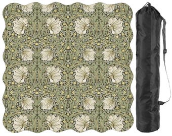 Scalloped Mahjong Tischset - William Morris Pimpernel Muster Sage Grün Off White