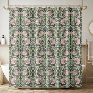 Puede incluir: Una cortina de ducha con un patrón botánico repetitivo de flores de color rosa suave con tallos y hojas de color verde claro curvados sobre un fondo gris carbón oscuro y apagado. El diseño muestra una disposición simétrica de motivos.