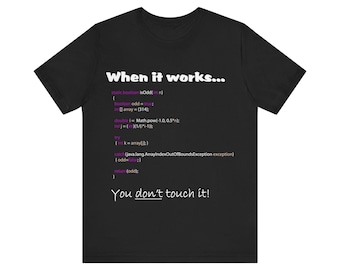 Könnte beinhalten: Schwarzes T-Shirt mit weißem Text, der "When it works..." lautet und einen Codeausschnitt in lila Text enthält. Der Codeausschnitt enthält den Text "You don't touch it!"