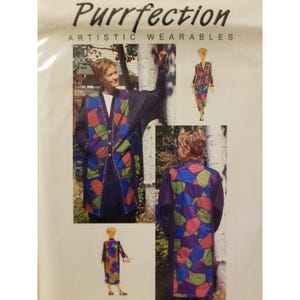 Könnte beinhalten: Ein Schnittmuster für einen langen, farbenfrohen Mantel mit geometrischem Muster. Das Schnittmuster heißt "Purrfection Artistic Wearables".