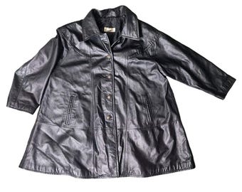 Könnte beinhalten: Eine schwarze Lederjacke mit Knopfleiste und Kragen. Die Jacke hat einen leicht ausgestellten Saum und lange Ärmel.
