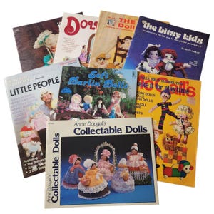 Peut inclure: Une collection de livres anciens sur la fabrication de poupées. Les titres incluent "The Bitsy Kids" et "Collectable Dolls". Les couvertures présentent des illustrations de poupées et de patrons. Les livres sont de couleurs variées, dont le bleu, le jaune et le rouge.