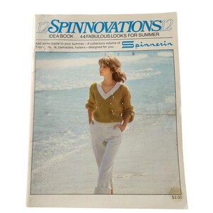 以下が含まれることがあります： 「12 SPINNOVATIONS 12 IDEA BOOK... 44 FABULOUS LOOKS FOR SUMMER」と題されたヴィンテージ雑誌の表紙。 表紙には、白いVネックと白いパンツを着たマスタード色のセーターを着た女性がいます。 背景にはビーチのシーンが描かれています。