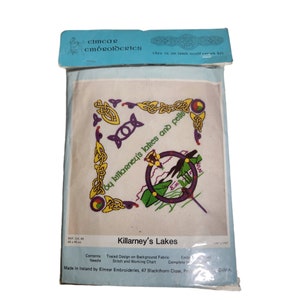 Puede incluir: Un kit de bordado con un diseño de los lagos y colinas de Killarney, con un borde de nudo celta. El kit incluye diseño trazado en tela, gráfico de puntadas y trabajo, aguja e hilo de bordar. Hecho en Irlanda por Elmear Embroideries.