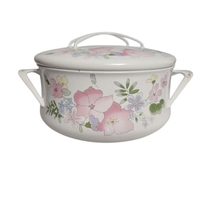 Puede incluir: Cazuela de esmalte blanco con tapa, con un diseño floral en rosa, morado, amarillo y azul. El plato tiene dos asas laterales y un asa en la tapa. Un artículo de cocina vintage.
