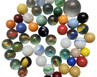 さまざまな色の珍しいヴィンテージビー玉のミックスロット。10個または