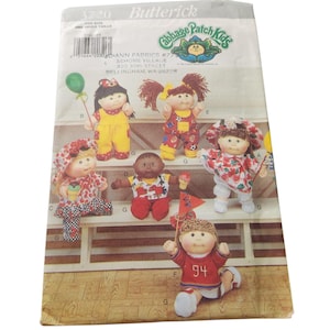 Könnte beinhalten: Ein Vintage-Butterick-Schnittmuster mit Cabbage Patch Kids-Puppen. Das Muster zeigt mehrere Puppen in verschiedenen Outfits, darunter Overalls, Kleider und eine Sportuniform. Die Verpackung des Musters ist cremefarben mit Text und Illustrationen.