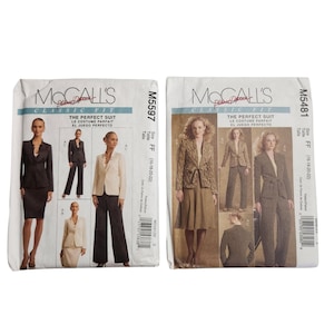 Puede incluir: Dos sobres de patrones de costura McCall's Classic Fit, M5597 y M5481, titulados The Perfect Suit. Cada sobre muestra ilustraciones de trajes con chaquetas, faldas y pantalones en varios colores y texturas, incluyendo la información de talla FF 16-18-20-22.
