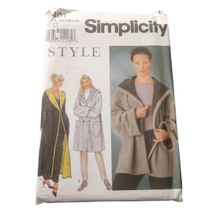 Può includere: Una busta per cartamodello Simplicity numero 9401, che mostra illustrazioni di tre diversi stili di vestaglia. I modelli includono una vestaglia lunga nera con fodera gialla, una vestaglia grigio chiaro di media lunghezza e una giacca corta grigia con cappuccio.