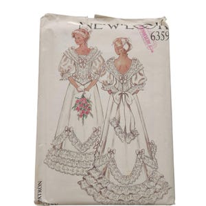 Könnte beinhalten: Ein Vintage-Schnittmuster für ein Hochzeitskleid. Das Muster zeigt eine Zeichnung eines weißen Kleides mit Spitzensaum, Puffärmeln und einer Schleife am Rücken. Der Musterumschlag ist cremefarben mit der Nummer 6359.