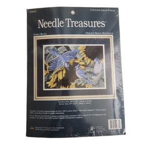 Op de afbeelding: Geteld kruissteekpatroon voor een naaldwerkproject met blauwe gaaien en zonnebloemen. Het patroon heet "Early Blues" en is van Needle Treasures. De afgewerkte maat is 36 cm bij 25 cm.