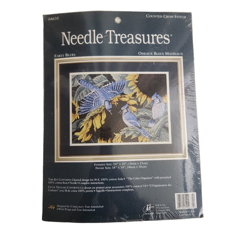 Op de afbeelding: Geteld kruissteekpatroon voor een naaldwerkproject met blauwe gaaien en zonnebloemen. Het patroon heet "Early Blues" en is van Needle Treasures. De afgewerkte maat is 36 cm bij 25 cm.