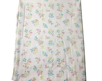 Sábana plana de muselina Cannon Monticello vintage para dos plazas, diseño floral amarillo, azul y rosa, estilo cottagecore bohemio.