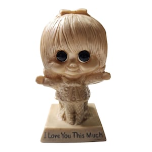 Vintage W & R Berries Co I Love You This Much Big Eyed Girl Figurine 1970 USA