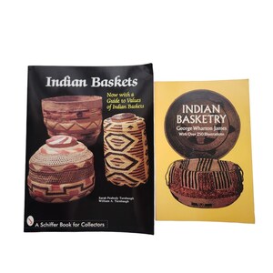 Puede incluir: Dos libros sobre cestería nativa americana. Un libro se titula "Indian Baskets" con imágenes de cestas en la portada. El otro libro se titula "Indian Basketry" con una imagen de una cesta en la portada.