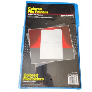 Peut inclure: Un paquet de 24 chemises de classement bleues. L'emballage est enveloppé dans du plastique transparent et présente le texte "Colored File Folders" et "24 Blue File Folders". Les chemises sont de format légal avec des onglets coupés 1/3. Dimensions : 24,13 cm x 37,47 cm.