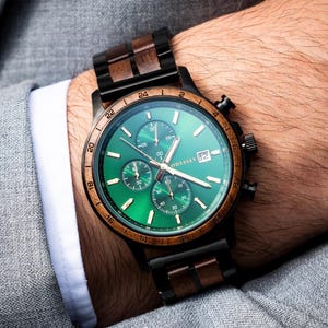 Gepersonaliseerde houten horloge | Mahonie band met groene wijzerplaat | Cadeau voor mannen | Op maat gegraveerd uurwerk | Speciaal verjaardagscadeau | Keizerprisma