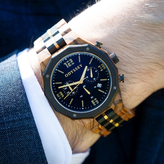 Gravierte Herren Holzuhr Black Gold Zifferblatt