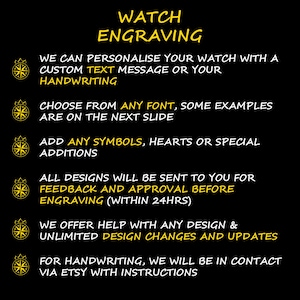 以下が含まれることがあります： 「WATCH ENGRAVING」と書かれた黄色のテキストが配置された黒い背景。カスタムテキスト、手書き、フォント、シンボル、デザイン変更による時計のパーソナライズについて説明しています。デザインはフィードバックと承認のために送信されます。