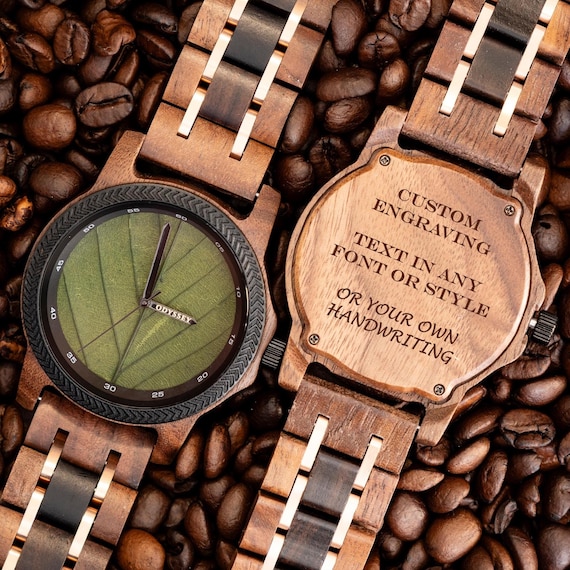 Reloj de madera personalizado con hoja de árbol verde grabada a