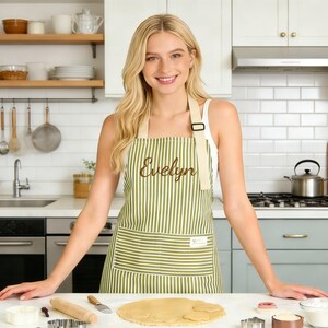 Puede incluir: Una taza de cer&aacute;mica blanca con un asa negra y el texto "But First, Coffee" en negrita negra. La taza se encuentra sobre un fondo borroso, sugiriendo un ambiente acogedor.