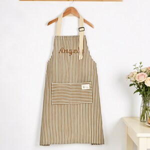 Puede incluir: Juego de tres tazas de cer&aacute;mica con acabado moteado y mate. Las tazas son de color crema, gris claro y gris oscuro. Cada taza tiene un dise&ntilde;o simple y minimalista.