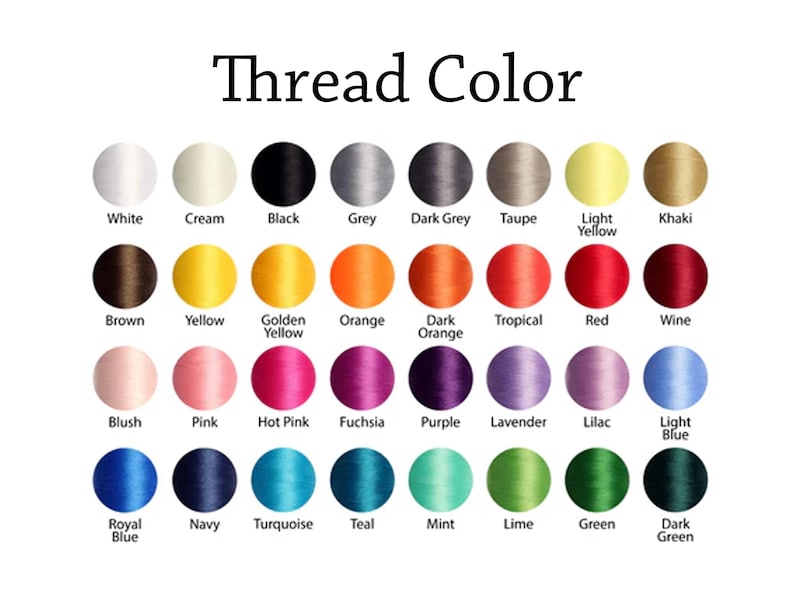 Puede incluir: Una taza de cer&aacute;mica blanca con asa negra y el texto "But First, Coffee" en negrita negra. La taza se encuentra sobre un fondo borroso, sugiriendo un ambiente acogedor.