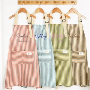 Delantal de rayas bordado con bolsillos – Regalo personalizado para chefs imagen 1