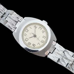Vintage women&#39;s Luch 1809 17 jewels mechanical wristwatch timepiece with classic manual wind watch