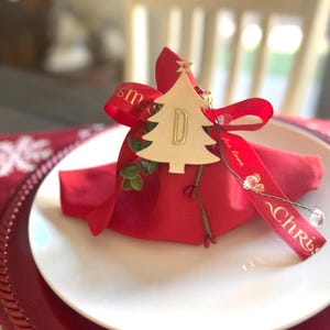 Baum-Entwurfs-Serviettenhalter mit festlichem Band für Feiertage ring personifizierte Feiertagstischdekor rotes festliches Band wickeln eleganten Tisch