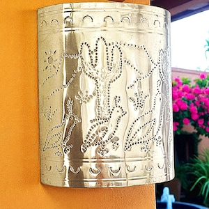 Applique murale en étain perforée fabriquée à la main, cactus du désert, luminaire rustique, décoration du sud-ouest, art en métal, intérieur extérieur, accent sud-ouest