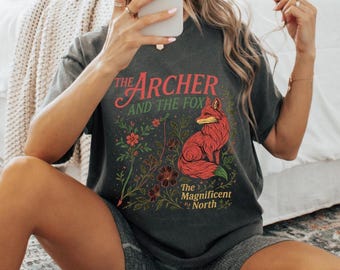 Camiseta "El Arquero y el Zorro" de Comfort Colors, camiseta "Érase una vez un corazón roto", camiseta "La Balada del Arquero y el Zorro", camiseta "El Lector de Fantasía"