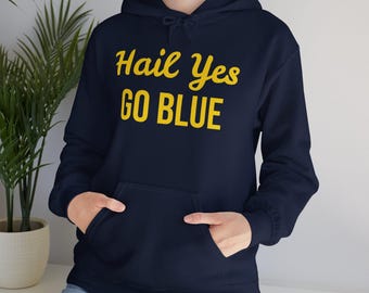 Hail Yes Go Blue! Unisex Heavy Blend Hooded Sweatshirt, Przytulne ubranie, Duch college'u, Prezenty dla przyjaciół, Bluzy sportowe, Michigan Game Day