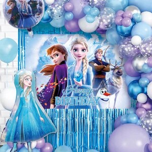 Może przedstawiać: Zestaw dekoracji na przyjęcie urodzinowe z motywem Krainy Lodu. Ekspozycja obejmuje tło z Anną, Elsą, Kristoffem i Olafem, otoczone niebieskimi, fioletowymi i białymi balonami. Na tle widnieje napis "Happy Birthday".