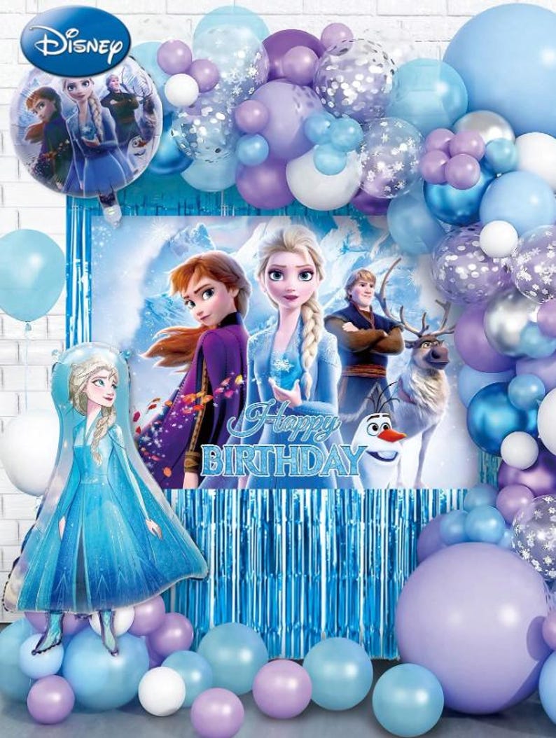 Może przedstawiać: Zestaw dekoracji na przyjęcie urodzinowe z motywem Krainy Lodu. Ekspozycja obejmuje tło z Anną, Elsą, Kristoffem i Olafem, otoczone niebieskimi, fioletowymi i białymi balonami. Na tle widnieje napis "Happy Birthday".