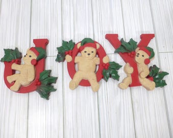 Decoración navideña de pared con osito de peluche vintage Homco Joy, gorros de media con bayas de acebo deletreadas