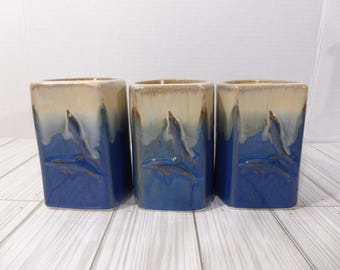 Juego de 3 tazas de café de cerámica esmaltada Rodolfo Padilla con temática oceánica de delfines azules