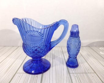 Mesa con salero o pimentero de vidrio azul cobalto Mount Vernon de Avon vintage
