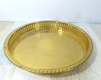 Bandeja decorativa o para servir con diseño grabado de latón redondo vintage, borde elevado, decoración tradicional bohemia.