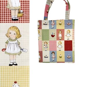 Peut inclure: Un sac fourre-tout patchwork avec un motif répété d'illustrations de style vintage de filles, de cupcakes et de tartes. Le sac a une poignée et le texte "IMPERFECTION TOTE" en bas.