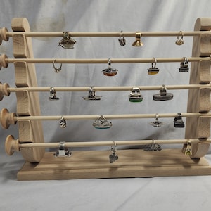 Fabricado en EE. UU. Soporte de anillo de pie mediano empotrado Almacenamiento de anillos Exhibidor de anillos Soporte para pendientes para anillos