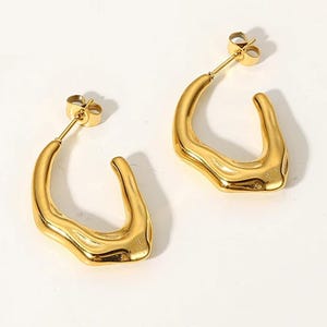 Créoles vintage en titane, forme C irrégulière, plaqué or 25,2 mm, étanches, design minimaliste pour une élégance intemporelle, indispensables.