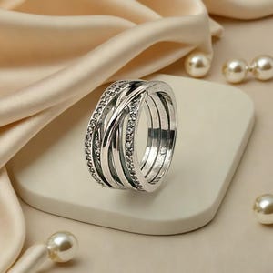 Glittrande och polerade linjer-ring, omdefinierad elegans, trendig statement-ring i sterlingsilver.